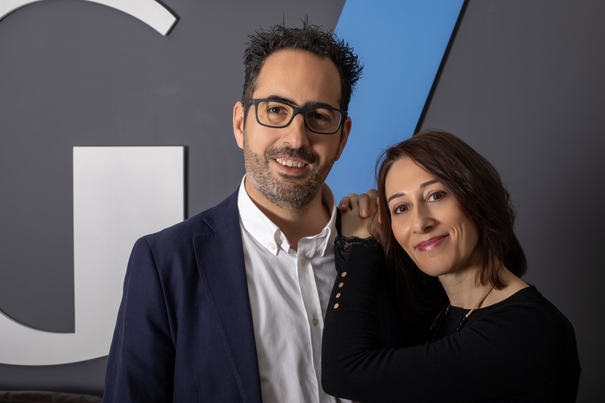 Profesionales de Grupo G7 revisando documentación